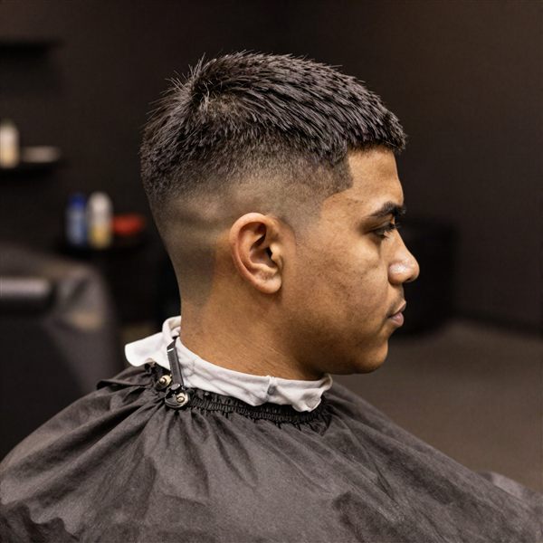 Cliente con corte degradado en una barbería